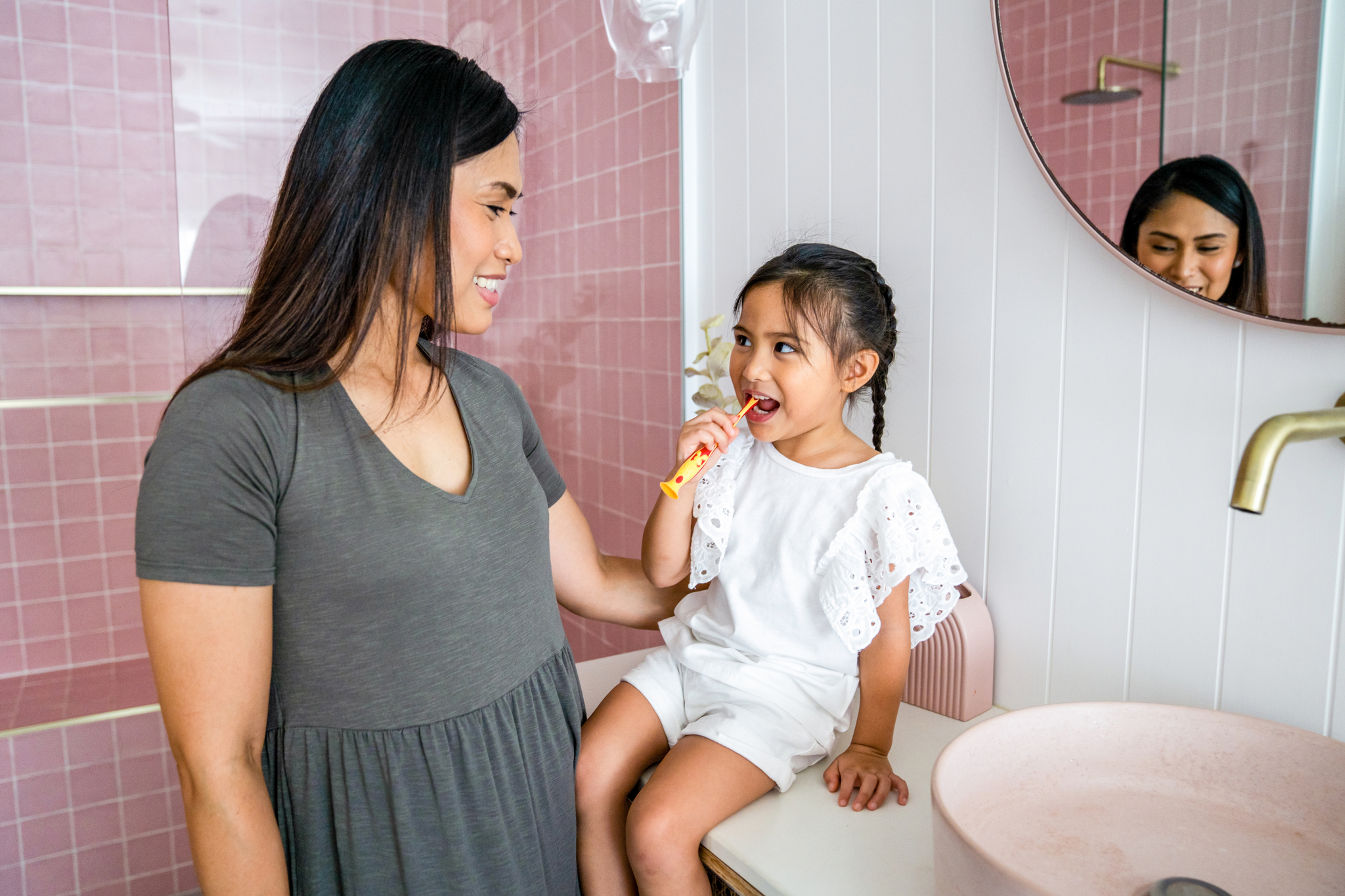 Baby teeth growth: Child brushing teeth