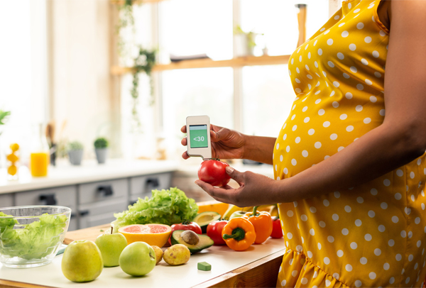 Gestational diabetes: Pregnant mom preparing healthy meal