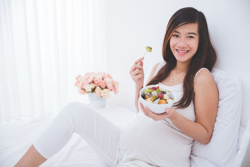Food to avoid during pregnancy: Pregnant mom eating healthy