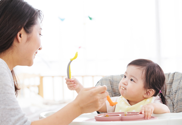 Baby’s first food in Singapore: Mom feeding baby