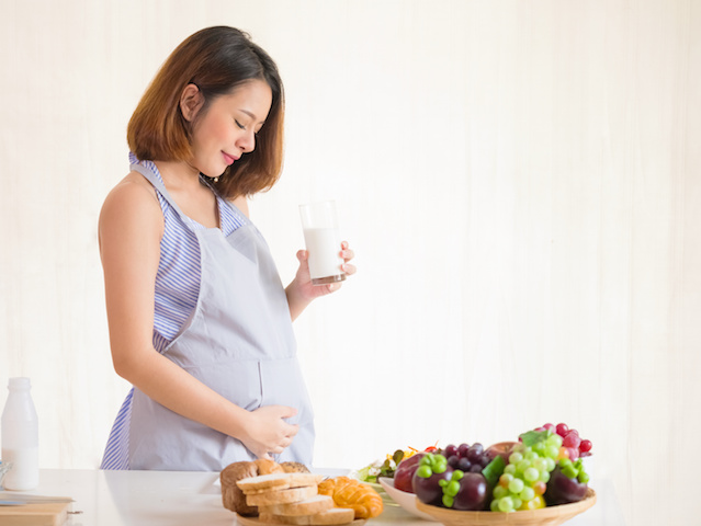 Pregnant mom practicing healthy lifestyle